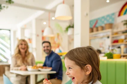 Gdzie zjeść z dzieckiem w Warszawie? Ranking top 10 restauracji przyjaznych rodzinom