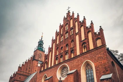 Gotyk w Warszawie: odkryj ukryte ślady średniowiecznej historii stolicy